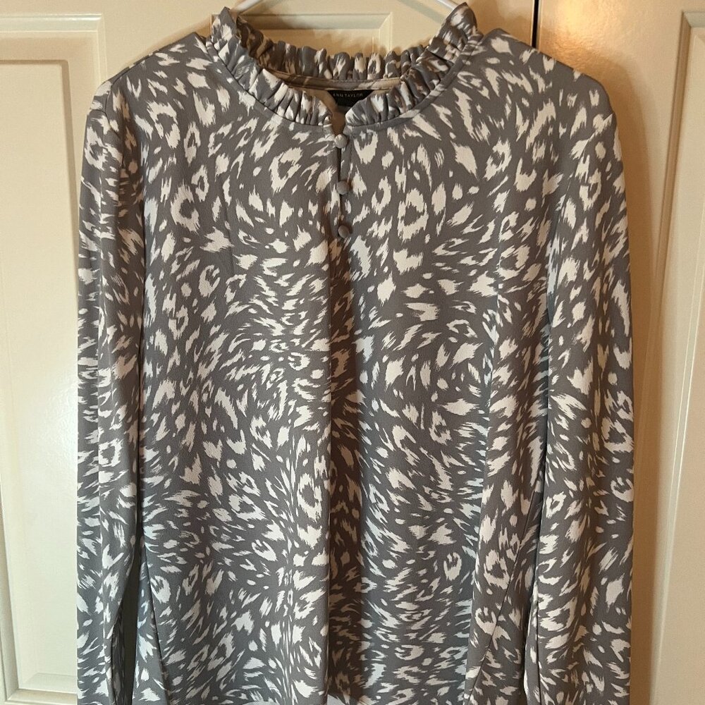 NWT Ann Taylor Grey/White w/buttons Size Large